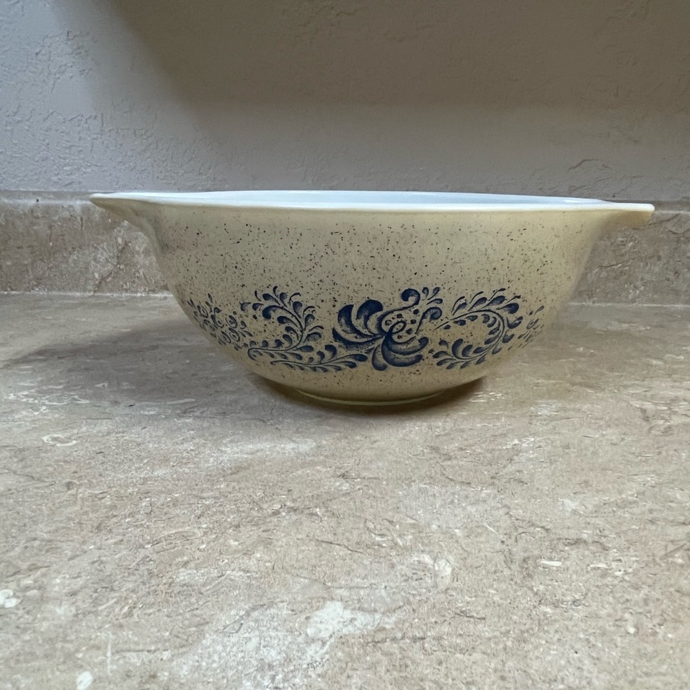 Vintage pyrex Homestead bowl